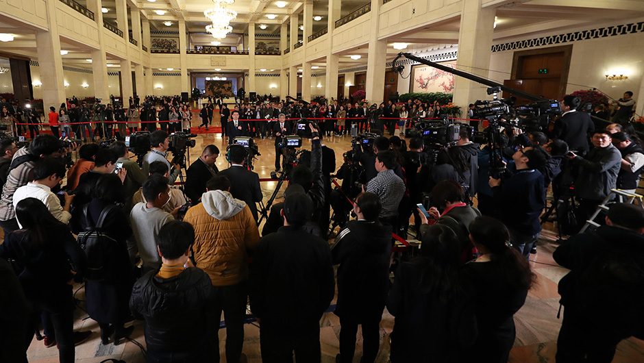 全國(guó)政協(xié)委員在&ldquo;委員通道&rdquo;接受采訪