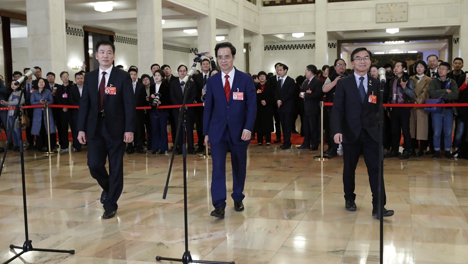 全國(guó)政協(xié)委員在&ldquo;委員通道&rdquo;接受采訪