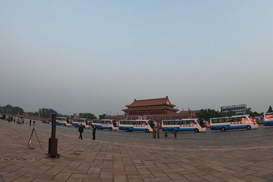 10月1日清晨的天安門城樓和長安街，燈火通明，正在準(zhǔn)備慶祝大會的工作人員雖然緊張忙碌，但仍顯得井然有序