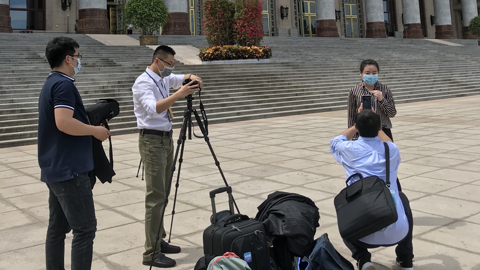 本網記者在人民大會堂東門外廣場做直播前準備工作