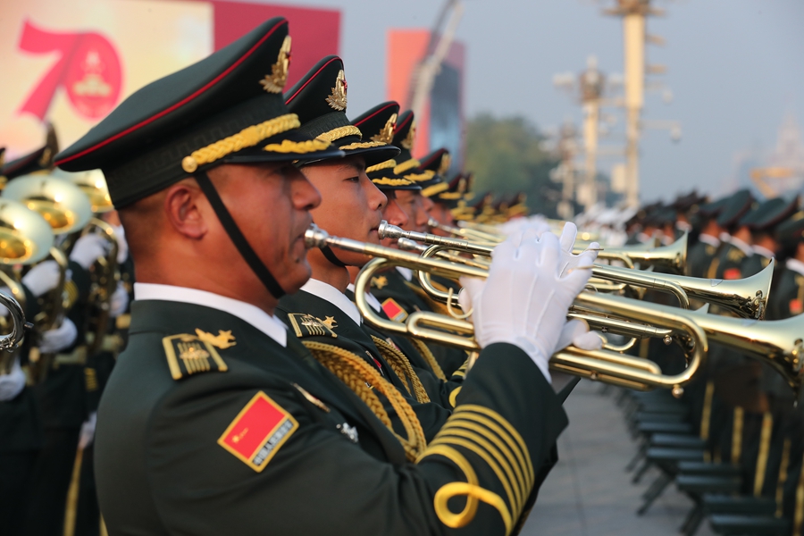 解放軍聯(lián)合軍樂團(tuán)在廣場就位后進(jìn)行準(zhǔn)備工作和試奏。據(jù)了解，解放軍聯(lián)合軍樂團(tuán)此次演奏是從開國大典至今歷次閱兵以來演奏曲目最多的一次，不少曲目是為此次閱兵量身打造的全新作品，此次也是歷次女演奏員最多的一次。