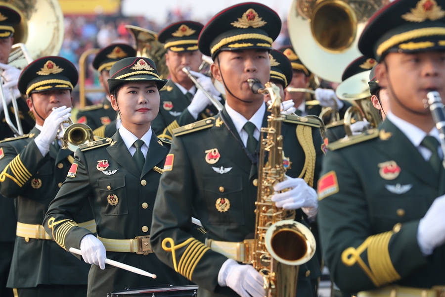 解放軍聯(lián)合軍樂團(tuán)在廣場就位后進(jìn)行準(zhǔn)備工作和試奏。據(jù)了解，解放軍聯(lián)合軍樂團(tuán)此次演奏是從開國大典至今歷次閱兵以來演奏曲目最多的一次，不少曲目是為此次閱兵量身打造的全新作品，此次也是歷次女演奏員最多的一次。