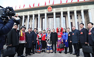 代表們在人民大會(huì)堂前合影