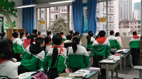 課上到一半，同學們卻把頭望向了外面！校長說：點贊！