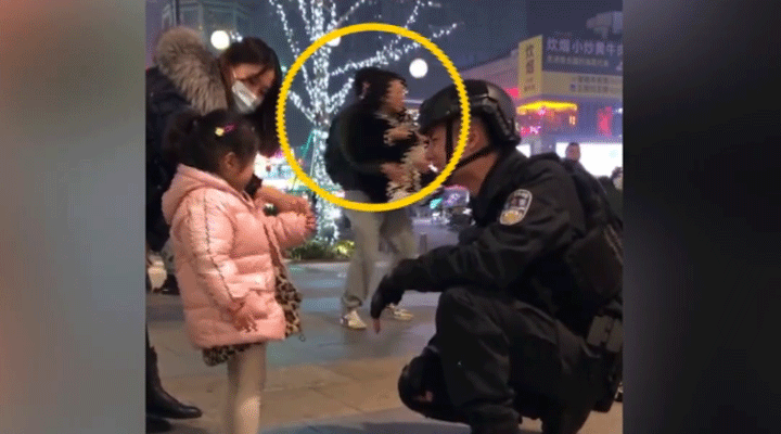 女子被特警圈粉蹲地拍照不想走，男友接下來的舉動驚呆網友