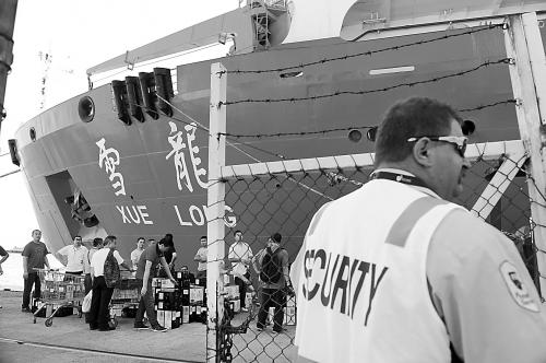 21日,雪龍號正準備從澳大利亞的弗里曼特爾港啟程,前往MH370航班失聯疑似海域。