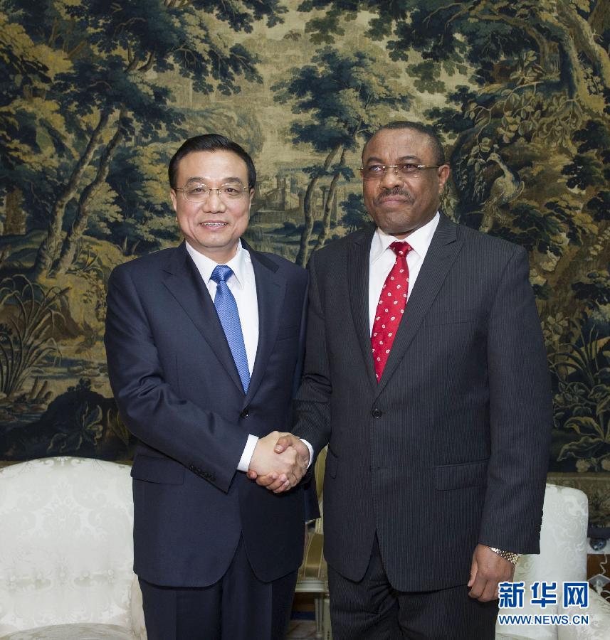 5月4日,中國國務院總理李克強在亞的斯亞貝巴與埃塞俄比亞總理海爾馬里亞姆舉行會談。 新華社記者 王曄 攝 5月4日,中國國務院總理李克強在亞的斯亞貝巴與埃塞俄比亞總理海爾馬里亞姆舉行會談。 新華社記者 王曄 攝