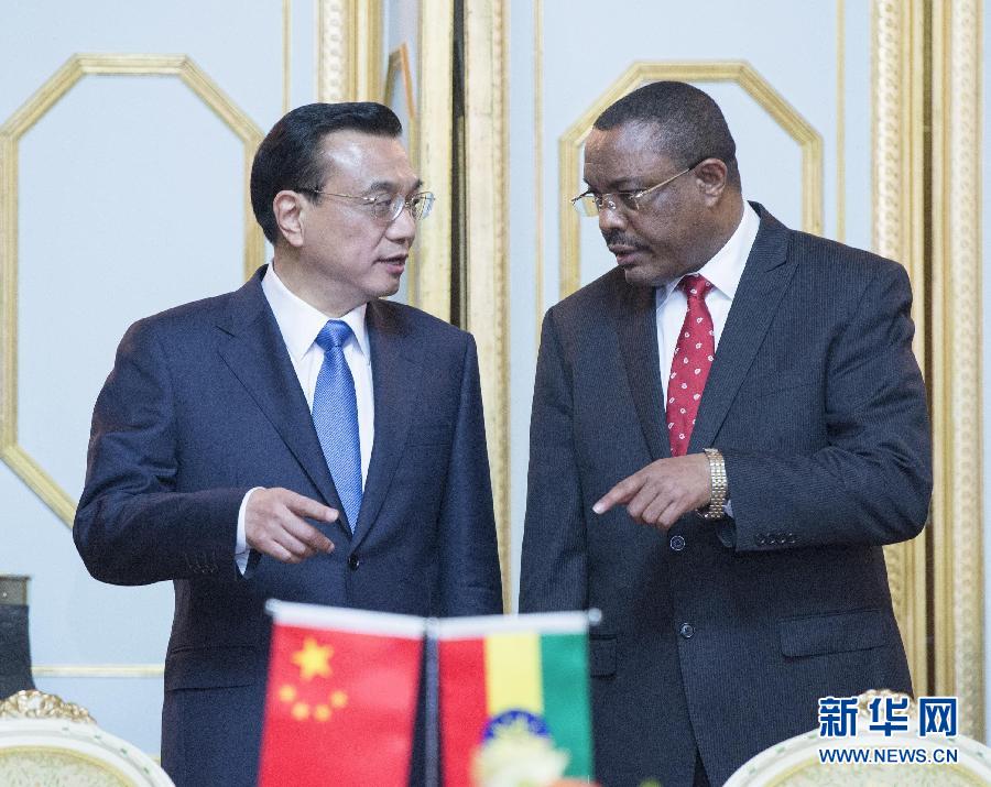 5月4日,中國國務院總理李克強在亞的斯亞貝巴與埃塞俄比亞總理海爾馬里亞姆舉行會談。這是會談后,李克強與海爾馬里亞姆共同出席有關文件簽字儀式。 新華社記者 王曄 攝 5月4日,中國國務院總理李克強在亞的斯亞貝巴與埃塞俄比亞總理海爾馬里亞姆舉行會談。這是會談后,李克強與海爾馬里亞姆共同出席有關文件簽字儀式。 新華社記者 王曄 攝