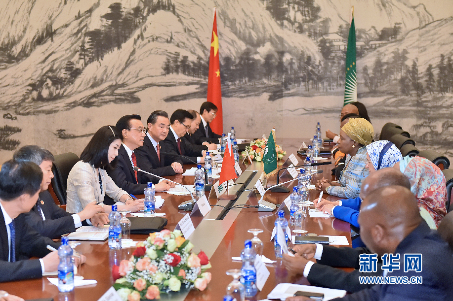 5月5日,中國國務院總理李克強在亞的斯亞貝巴非洲聯盟總部會見非盟委員會主席祖馬。 新華社記者李濤攝 5月5日,中國國務院總理李克強在亞的斯亞貝巴非洲聯盟總部會見非盟委員會主席祖馬。 新華社記者李濤攝