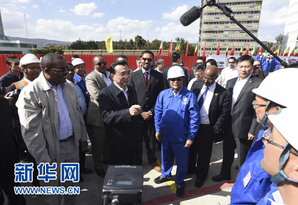 這是李克強與海爾馬里亞姆看望施工人員。新華社記者 李學仁 攝 這是李克強與海爾馬里亞姆看望施工人員。新華社記者 李學仁 攝