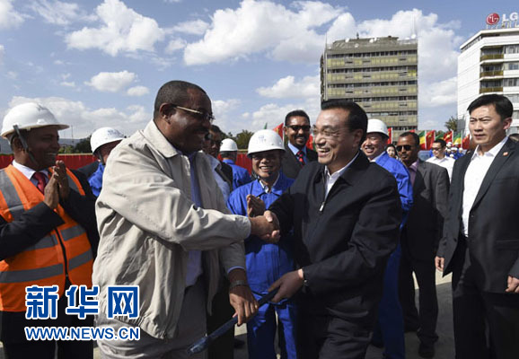 5月5日,中國國務院總理李克強考察亞的斯亞貝巴輕軌項目,埃塞俄比亞總理海爾馬里亞姆陪同。新華社記者 李學仁 攝 5月5日,中國國務院總理李克強考察亞的斯亞貝巴輕軌項目,埃塞俄比亞總理海爾馬里亞姆陪同。新華社記者 李學仁 攝