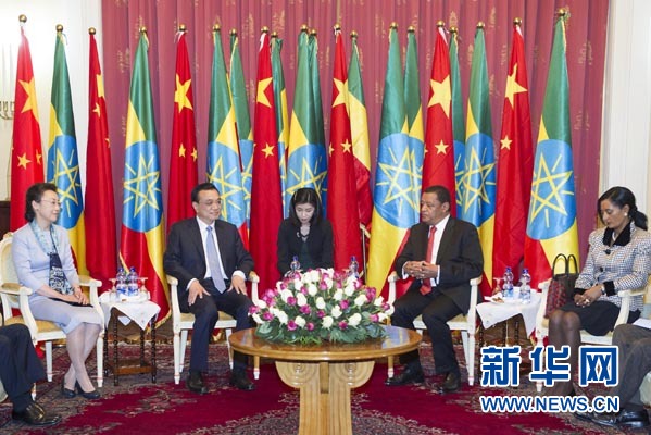 李克強(qiáng)總理夫人程虹、穆拉圖總統(tǒng)夫人梅阿扎參加會見。新華社記者王曄攝