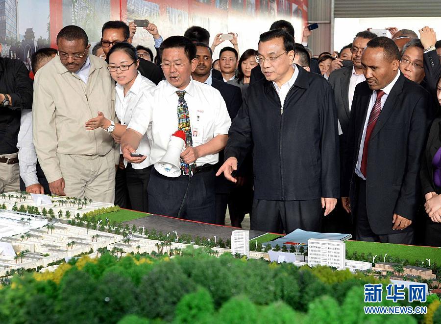 5月5日,中國國務院總理李克強在埃塞俄比亞總理海爾馬里亞姆陪同下參觀東方工業園。這是李克強與海爾馬里亞姆(左一)一起觀看工業園沙盤展示。新華社記者 李濤 5月5日,中國國務院總理李克強在埃塞俄比亞總理海爾馬里亞姆陪同下參觀東方工業園。這是李克強與海爾馬里亞姆(左一)一起觀看工業園沙盤展示。新華社記者 李濤