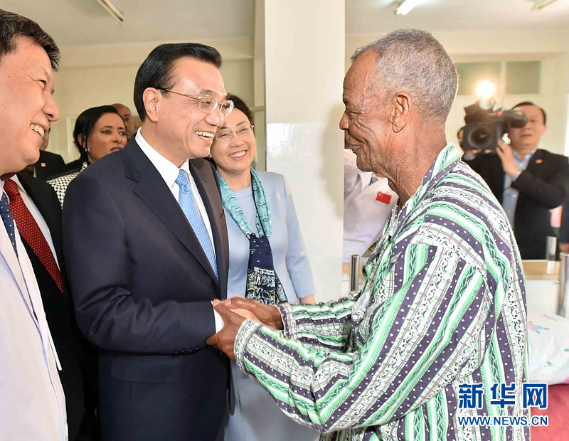 5月6日，中國國務院總理李克強與埃塞俄比亞總統穆拉圖一同來到亞的斯亞貝巴阿勒塔醫院，看望受益于中國免費白內障手術“光明行”活動的埃塞俄比亞患者。新華社記者 李濤 攝 