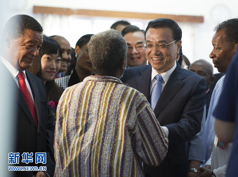 5月6日，中國國務院總理李克強與埃塞俄比亞總統穆拉圖一同來到亞的斯亞貝巴阿勒塔醫院，看望受益于中國免費白內障手術“光明行”活動的埃塞俄比亞患者。新華社記者 謝環馳 攝 