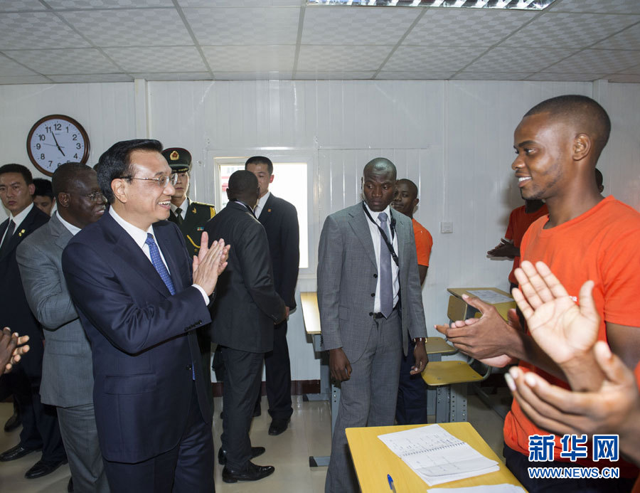 這是李克強在學校教室內(nèi)同正在上課的學生互動交流。新華社記者王曄攝