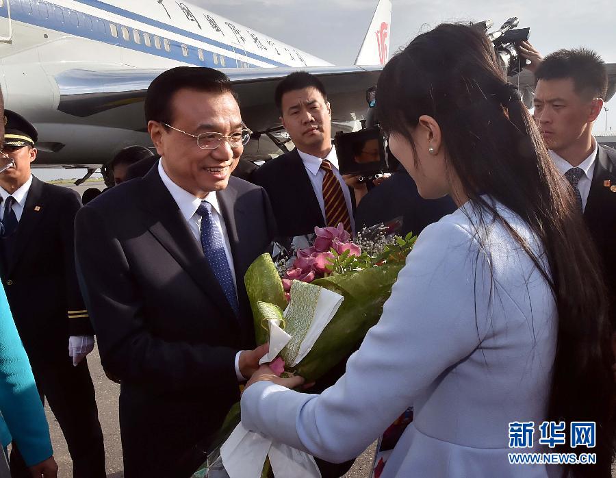 5月8日,應安哥拉總統多斯桑托斯邀請,中國國務院總理李克強乘專機抵達羅安達二月四日國際機場,開始對安哥拉進行正式訪問。 新華社記者李濤 攝 5月8日,應安哥拉總統多斯桑托斯邀請,中國國務院總理李克強乘專機抵達羅安達二月四日國際機場,開始對安哥拉進行正式訪問。 新華社記者李濤 攝