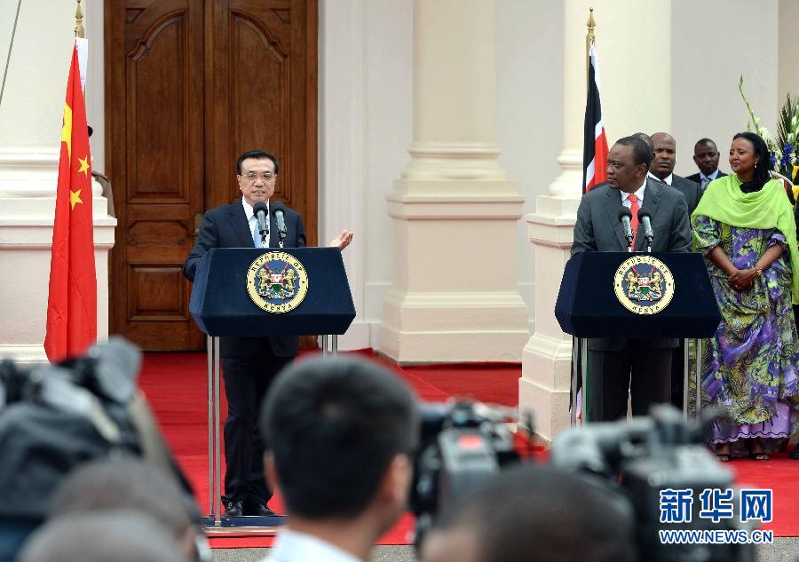 5月10日,中國國務院總理李克強在肯尼亞國家宮與肯總統肯雅塔舉行會談后共同會見記者。 新華社記者 李濤 攝 5月10日,中國國務院總理李克強在肯尼亞國家宮與肯總統肯雅塔舉行會談后共同會見記者。 新華社記者 李濤 攝