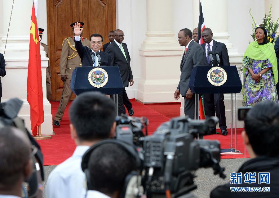 5月10日,中國國務院總理李克強在肯尼亞國家宮與肯總統肯雅塔舉行會談后共同會見記者。 新華社記者 李濤 攝 5月10日,中國國務院總理李克強在肯尼亞國家宮與肯總統肯雅塔舉行會談后共同會見記者。 新華社記者 李濤 攝