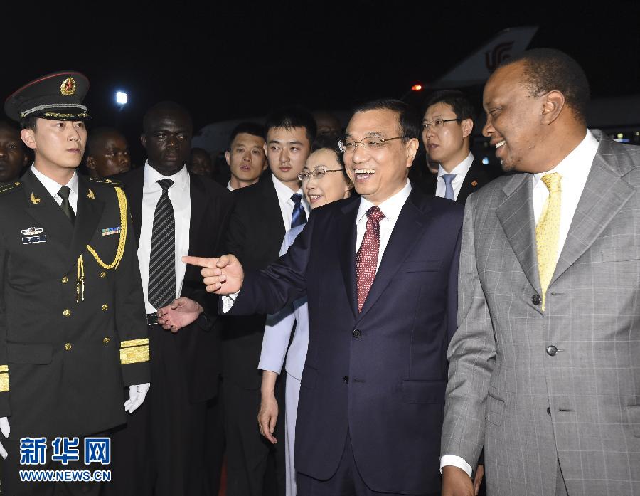 5月9日,應肯尼亞總統肯雅塔邀請,中國國務院總理李克強乘專機抵達內羅畢肯雅塔國際機場,開始對肯尼亞進行正式訪問。李克強總理夫人程虹同機抵達。肯尼亞總統肯雅塔和副總統魯托率肯政府高級官員到機場迎接。新華社記者 李學仁 攝 5月9日,應肯尼亞總統肯雅塔邀請,中國國務院總理李克強乘專機抵達內羅畢肯雅塔國際機場,開始對肯尼亞進行正式訪問。李克強總理夫人程虹同機抵達。肯尼亞總統肯雅塔和副總統魯托率肯政府高級官員到機場迎接。新華社記者 李學仁 攝