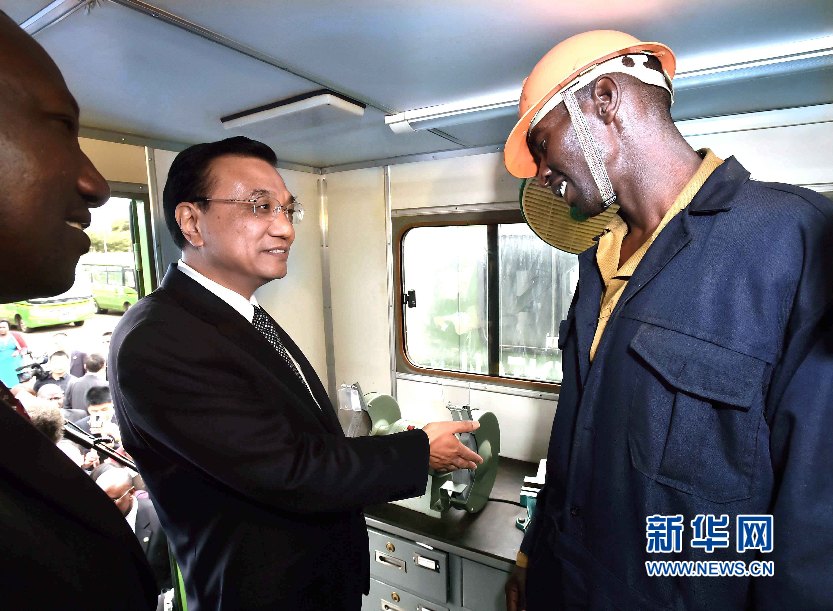 5月11日,國務院總理李克強參觀肯尼亞國家青年服務隊。這是李克強與服務隊隊員親切交談。 新華社記者 李濤 攝 5月11日,國務院總理李克強參觀肯尼亞國家青年服務隊。這是李克強與服務隊隊員親切交談。 新華社記者 李濤 攝