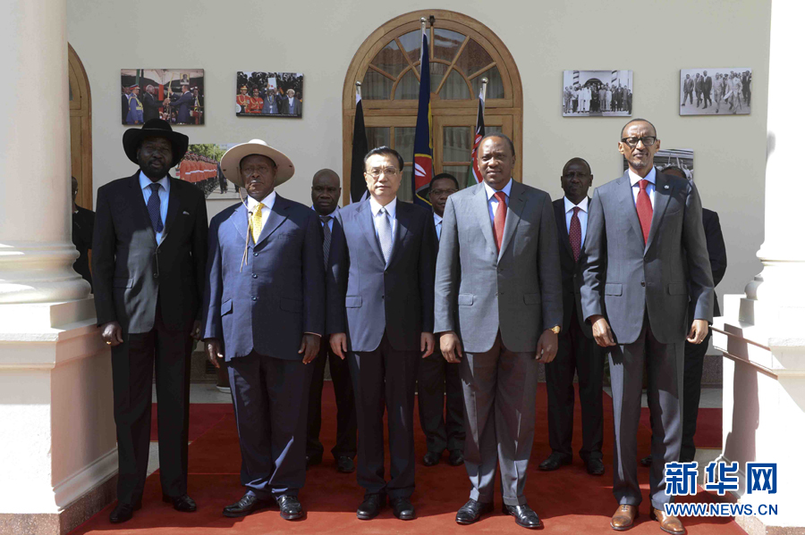 這是李克強在簽字儀式后參加集體合影。新華社記者李學(xué)仁攝 這是李克強在簽字儀式后參加集體合影。新華社記者李學(xué)仁攝