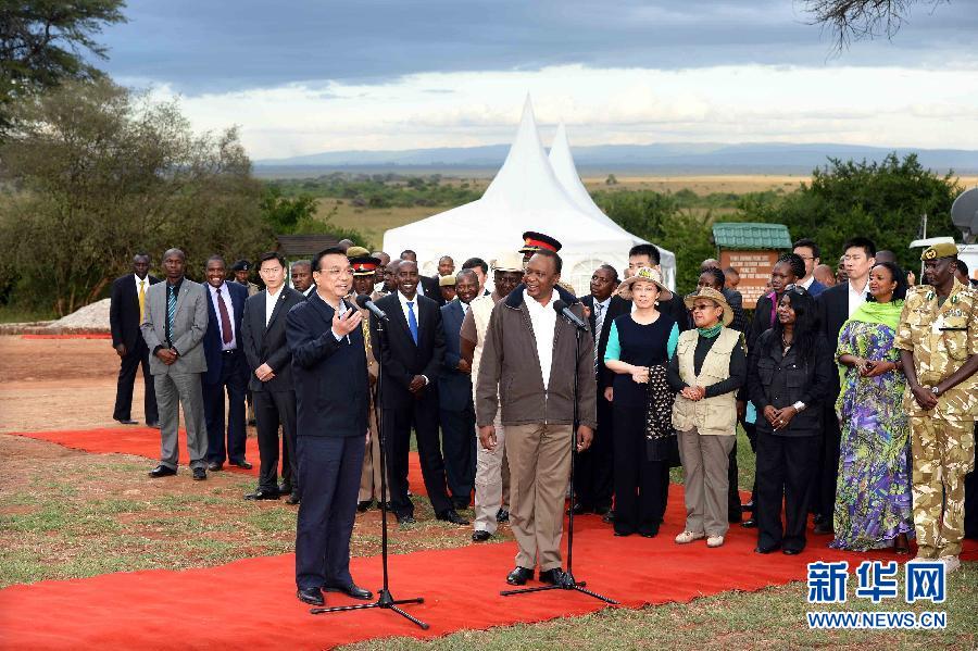 5月10日，國務院總理李克強與肯尼亞總統肯雅塔共同參觀肯尼亞內羅畢國家公園焚燒象牙紀念地，并對中外記者發表講話?？夏醽喐笨偨y魯托陪同參觀。新華社記者 李濤 攝 