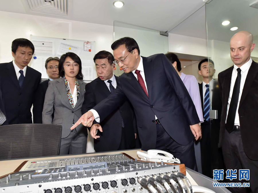 5月11日,中國國務院總理李克強在肯尼亞首都內羅畢看望并慰問中央電視臺非洲分臺員工。 新華社記者 李濤 攝 5月11日,中國國務院總理李克強在肯尼亞首都內羅畢看望并慰問中央電視臺非洲分臺員工。 新華社記者 李濤 攝