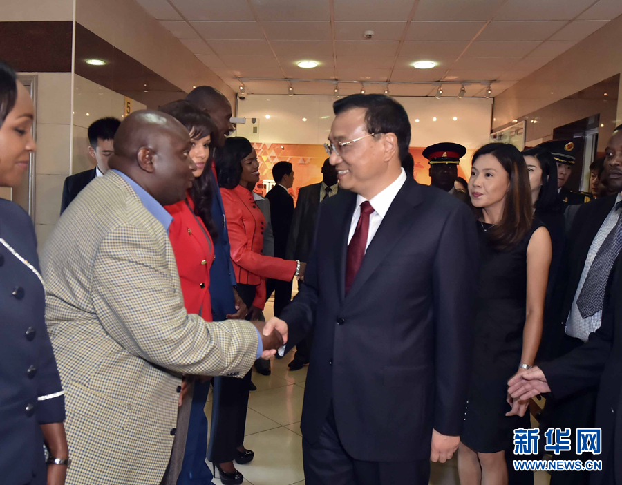 5月11日,中國國務院總理李克強在肯尼亞首都內羅畢看望并慰問中央電視臺非洲分臺員工。 新華社記者 李濤 攝 5月11日,中國國務院總理李克強在肯尼亞首都內羅畢看望并慰問中央電視臺非洲分臺員工。 新華社記者 李濤 攝