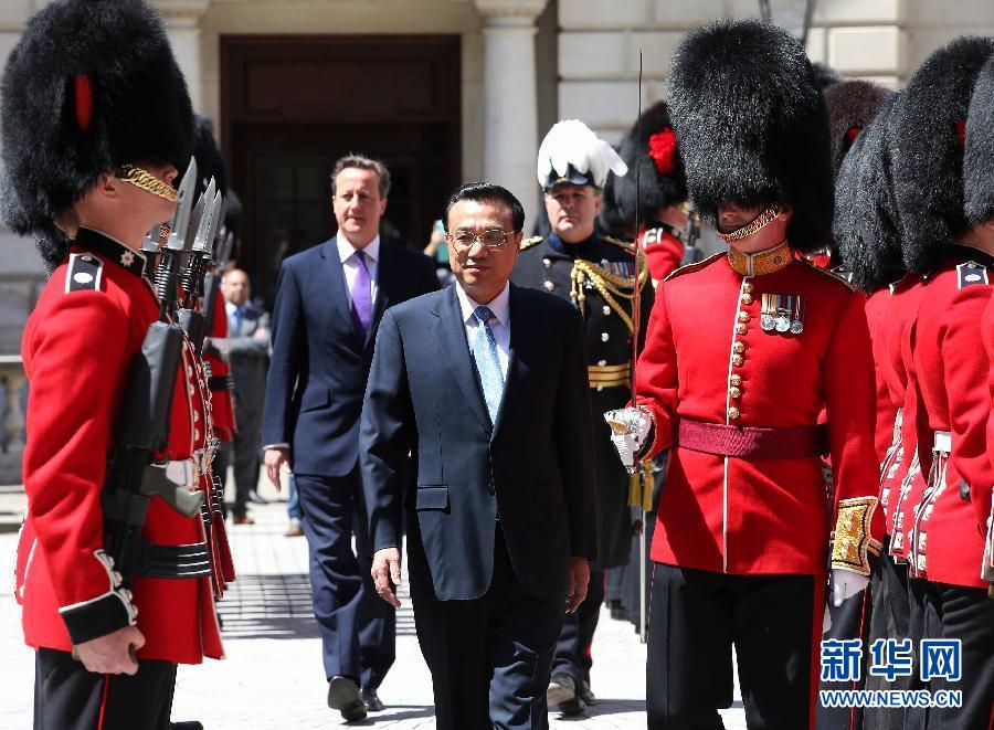 6月17日,國務院總理李克強在倫敦唐寧街10號首相府同英國首相卡梅倫舉行中英總理年度會晤。這是會晤前,卡梅倫為李克強舉行隆重的歡迎儀式。新華社記者 龐興雷 攝 6月17日,國務院總理李克強在倫敦唐寧街10號首相府同英國首相卡梅倫舉行中英總理年度會晤。這是會晤前,卡梅倫為李克強舉行隆重的歡迎儀式。新華社記者 龐興雷 攝