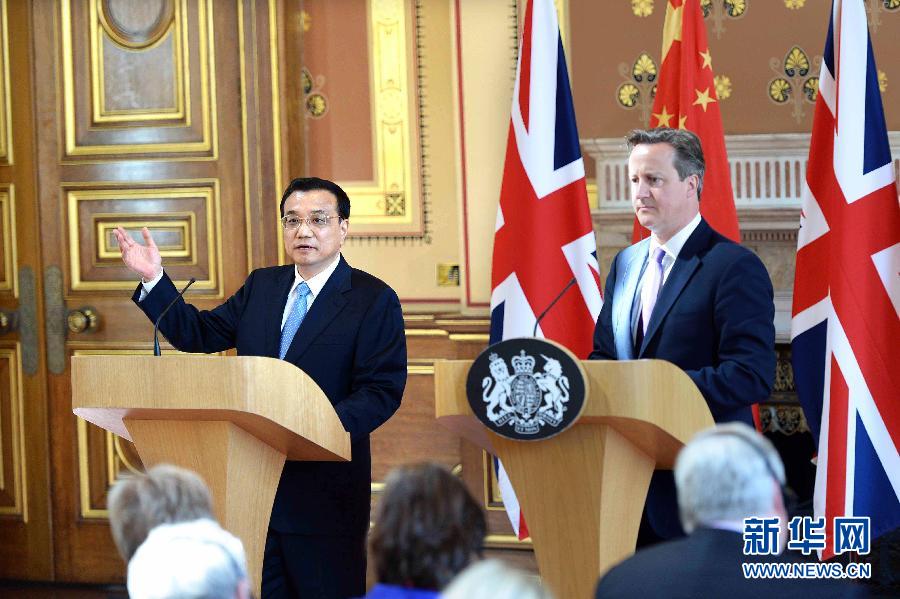 6月17日,中國國務(wù)院總理李克強(qiáng)同英國首相卡梅倫在倫敦舉行中英總理年度會(huì)晤后共同會(huì)見記者。新華社記者 李濤 攝 6月17日,中國國務(wù)院總理李克強(qiáng)同英國首相卡梅倫在倫敦舉行中英總理年度會(huì)晤后共同會(huì)見記者。新華社記者 李濤 攝