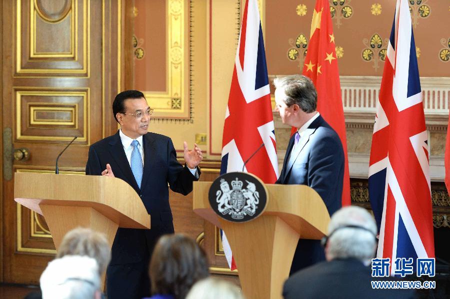 6月17日,中國國務(wù)院總理李克強(qiáng)同英國首相卡梅倫在倫敦舉行中英總理年度會(huì)晤后共同會(huì)見記者。新華社記者 李濤 攝 6月17日,中國國務(wù)院總理李克強(qiáng)同英國首相卡梅倫在倫敦舉行中英總理年度會(huì)晤后共同會(huì)見記者。新華社記者 李濤 攝