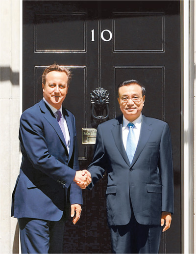 6月17日,國務院總理李克強在倫敦唐寧街10號首相府同英國首相卡梅倫舉行中英總理年度會晤。新華社記者 李 濤攝 6月17日,國務院總理李克強在倫敦唐寧街10號首相府同英國首相卡梅倫舉行中英總理年度會晤。新華社記者 李 濤攝