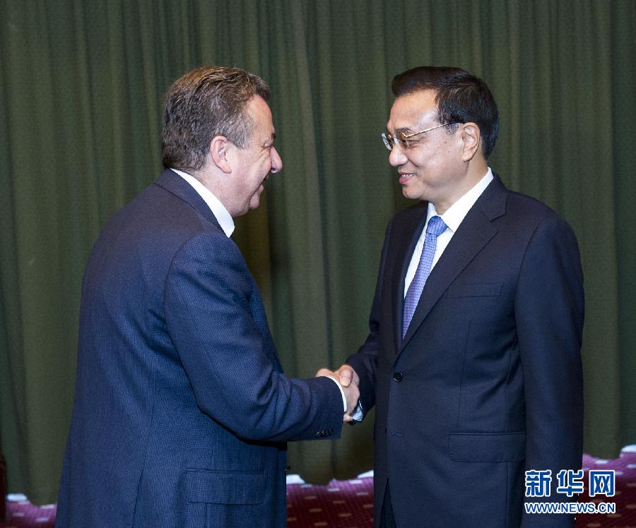 6月21日,國務院總理李克強在希臘克里特省首府伊拉克利翁會見省長阿爾納烏塔基斯。 新華社記者 王曄 攝 6月21日,國務院總理李克強在希臘克里特省首府伊拉克利翁會見省長阿爾納烏塔基斯。 新華社記者 王曄 攝