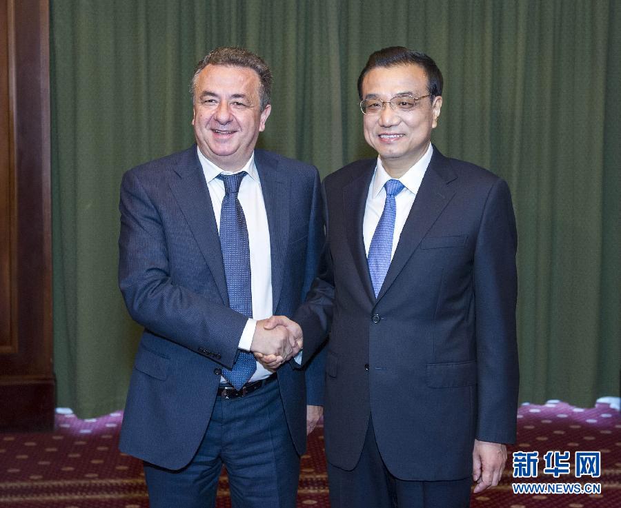 6月21日,國務院總理李克強在希臘克里特省首府伊拉克利翁會見省長阿爾納烏塔基斯。 新華社記者 王曄 攝 6月21日,國務院總理李克強在希臘克里特省首府伊拉克利翁會見省長阿爾納烏塔基斯。 新華社記者 王曄 攝