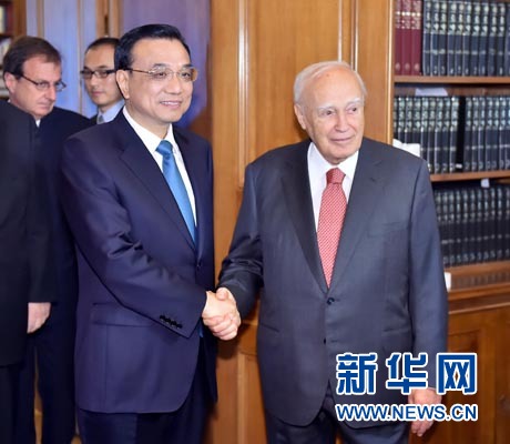 6月20日,國(guó)務(wù)院總理李克強(qiáng)在雅典總統(tǒng)府會(huì)見(jiàn)希臘總統(tǒng)帕普利亞斯。 新華社記者 李濤 攝 6月20日,國(guó)務(wù)院總理李克強(qiáng)在雅典總統(tǒng)府會(huì)見(jiàn)希臘總統(tǒng)帕普利亞斯。 新華社記者 李濤 攝