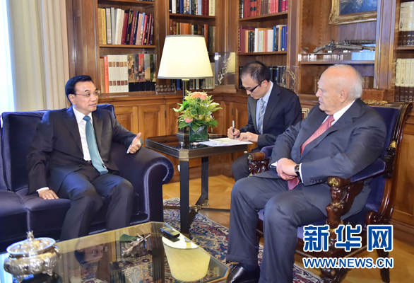 6月20日,國(guó)務(wù)院總理李克強(qiáng)在雅典總統(tǒng)府會(huì)見(jiàn)希臘總統(tǒng)帕普利亞斯。 新華社記者 李濤 攝 6月20日,國(guó)務(wù)院總理李克強(qiáng)在雅典總統(tǒng)府會(huì)見(jiàn)希臘總統(tǒng)帕普利亞斯。 新華社記者 李濤 攝