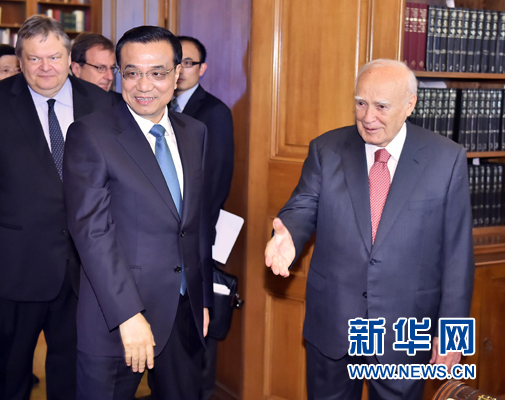 6月20日,國(guó)務(wù)院總理李克強(qiáng)在雅典總統(tǒng)府會(huì)見(jiàn)希臘總統(tǒng)帕普利亞斯。新華社記者 李濤 攝 6月20日,國(guó)務(wù)院總理李克強(qiáng)在雅典總統(tǒng)府會(huì)見(jiàn)希臘總統(tǒng)帕普利亞斯。新華社記者 李濤 攝