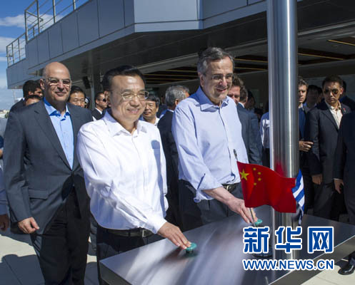 這是李克強與薩馬拉斯共同發出指令,一列滿載中國貨物的列車緩緩駛出比雷埃夫斯港,開往中東歐目的地。新華社記者 王曄 攝 這是李克強與薩馬拉斯共同發出指令,一列滿載中國貨物的列車緩緩駛出比雷埃夫斯港,開往中東歐目的地。新華社記者 王曄 攝