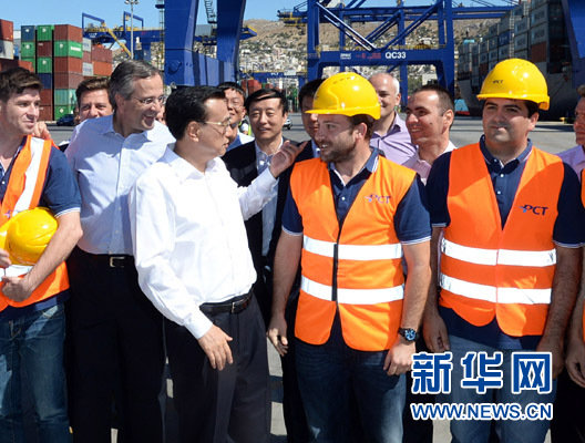 6月20日,國務院總理李克強與希臘總理薩馬拉斯共同考察中國遠洋運輸集團比雷埃夫斯集裝箱碼頭。這是李克強和薩馬拉斯來到3號碼頭,同碼頭工人親切交流。新華社記者 李濤 攝 6月20日,國務院總理李克強與希臘總理薩馬拉斯共同考察中國遠洋運輸集團比雷埃夫斯集裝箱碼頭。這是李克強和薩馬拉斯來到3號碼頭,同碼頭工人親切交流。新華社記者 李濤 攝