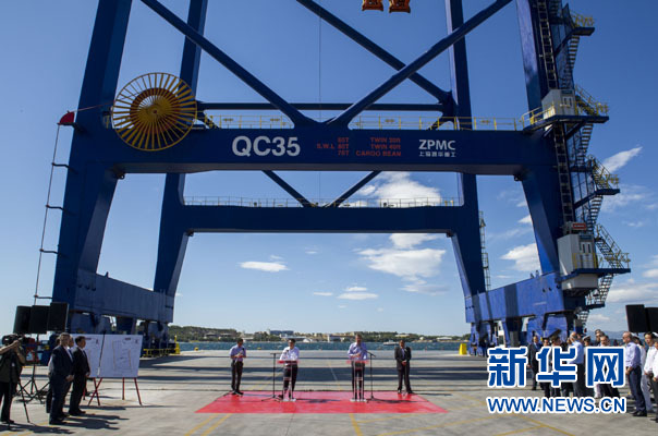 這是李克強和薩馬拉斯在3號碼頭發表講話。新華社記者 王曄 攝 這是李克強和薩馬拉斯在3號碼頭發表講話。新華社記者 王曄 攝