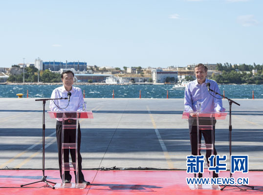 這是李克強和薩馬拉斯在3號碼頭發表講話。新華社記者 王曄 攝 這是李克強和薩馬拉斯在3號碼頭發表講話。新華社記者 王曄 攝