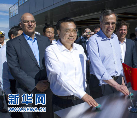 這是李克強與薩馬拉斯共同發出指令,一列滿載中國貨物的列車緩緩駛出比雷埃夫斯港,開往中東歐目的地。新華社記者 王曄 攝 這是李克強與薩馬拉斯共同發出指令,一列滿載中國貨物的列車緩緩駛出比雷埃夫斯港,開往中東歐目的地。新華社記者 王曄 攝