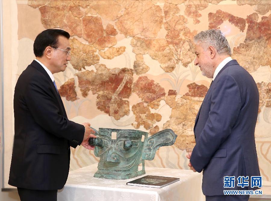6月21日,國務院總理李克強與希臘總理薩馬拉斯共同出席希臘伊拉克利翁博物館新館開館儀式并發表講話。這是李克強向伊拉克利翁博物館贈送三星堆出土文物復制品。新華社記者 龐興雷 攝 6月21日,國務院總理李克強與希臘總理薩馬拉斯共同出席希臘伊拉克利翁博物館新館開館儀式并發表講話。這是李克強向伊拉克利翁博物館贈送三星堆出土文物復制品。新華社記者 龐興雷 攝