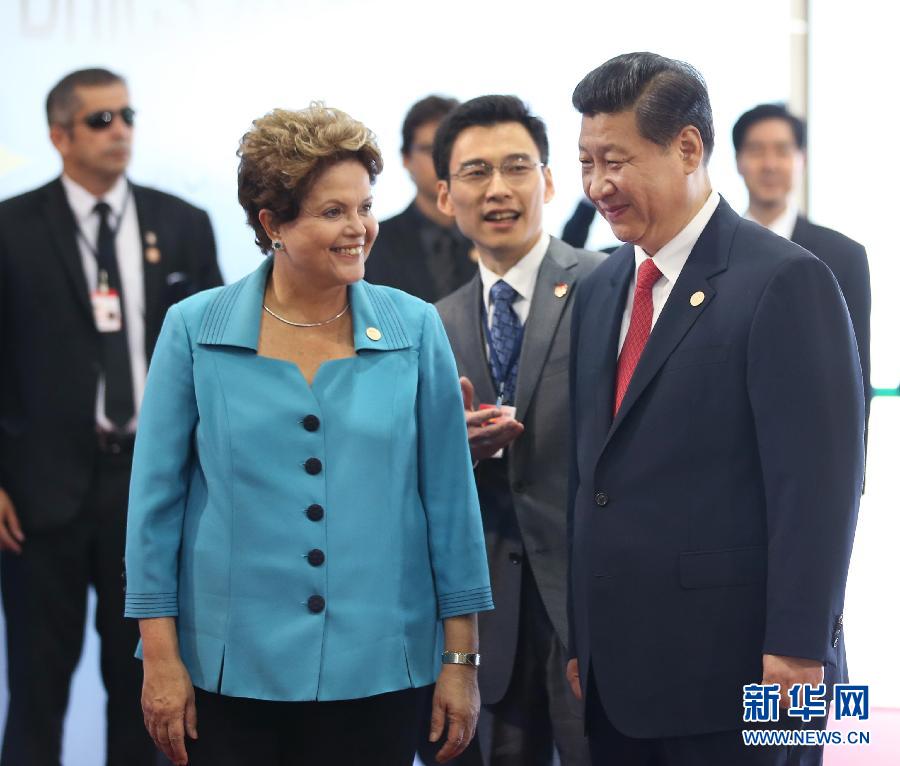 7月15日,國家主席習近平在巴西福塔萊薩出席金磚國家領導人第六次會晤。這是巴西總統羅塞夫迎接習近平主席。 新華社記者 蘭紅光 攝 7月15日,國家主席習近平在巴西福塔萊薩出席金磚國家領導人第六次會晤。這是巴西總統羅塞夫迎接習近平主席。 新華社記者 蘭紅光 攝