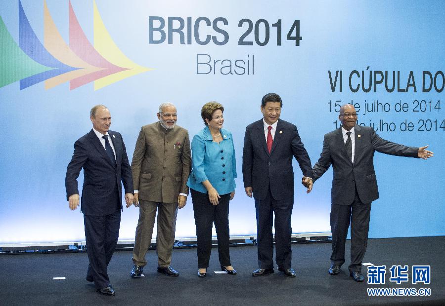 7月15日,國家主席習近平在巴西福塔萊薩出席金磚國家領導人第六次會晤。這是金磚國家領導人集體合影。 新華社記者王曄攝 7月15日,國家主席習近平在巴西福塔萊薩出席金磚國家領導人第六次會晤。這是金磚國家領導人集體合影。 新華社記者王曄攝