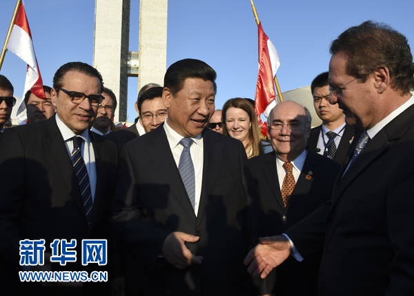 7月16日，國家主席習近平在巴西利亞會見巴西參議長卡列羅斯（前右）和眾議長阿爾維斯（前左）。 新華社記者 李學仁 攝 