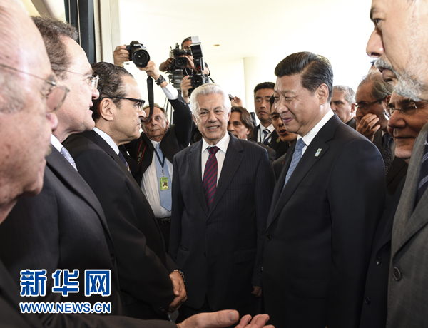 7月16日，國家主席習近平在巴西利亞會見巴西參議長卡列羅斯和眾議長阿爾維斯。這是兩院議長迎接習近平主席，并介紹議員代表。 新華社記者李學仁 攝 