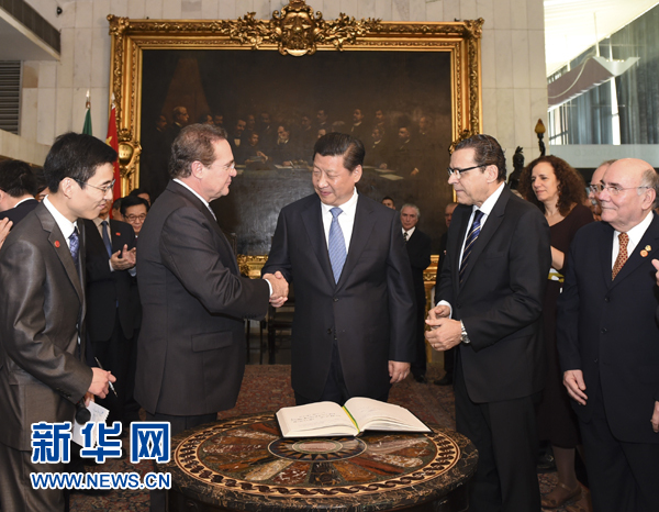 7月16日，國家主席習近平在巴西利亞會見巴西參議長卡列羅斯（前排左二）和眾議長阿爾維斯（前排右二）。 新華社記者 李學仁 攝 