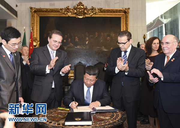 7月16日，國家主席習近平在巴西利亞會見巴西參議長卡列羅斯（前排左二）和眾議長阿爾維斯（前排右二）。這是習近平應邀為參眾兩院題詞。新華社記者 李學仁 攝 